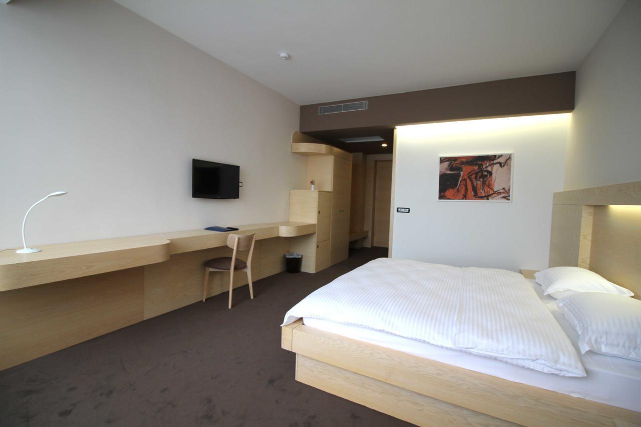 Hotel International Prishtina & Spa プリシュティナ エクステリア 写真