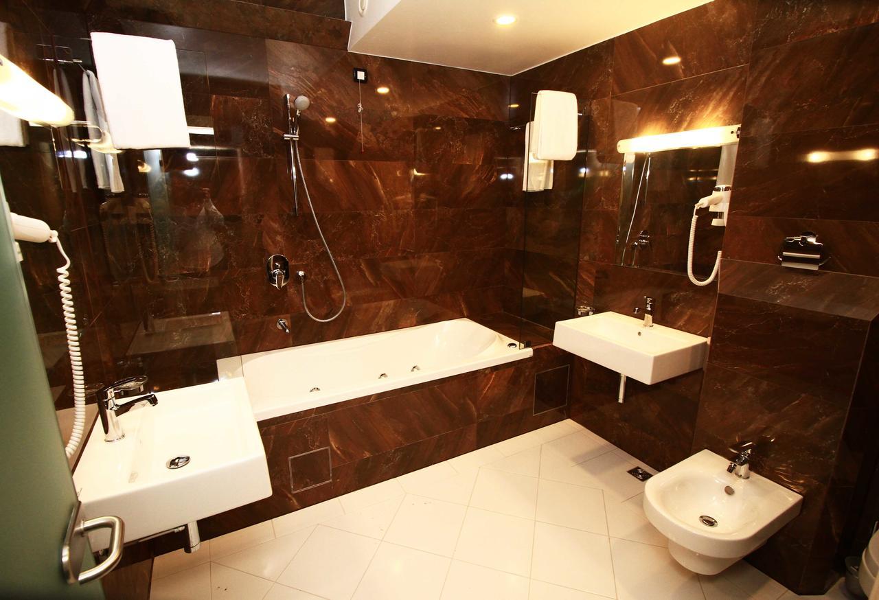 Hotel International Prishtina & Spa プリシュティナ エクステリア 写真