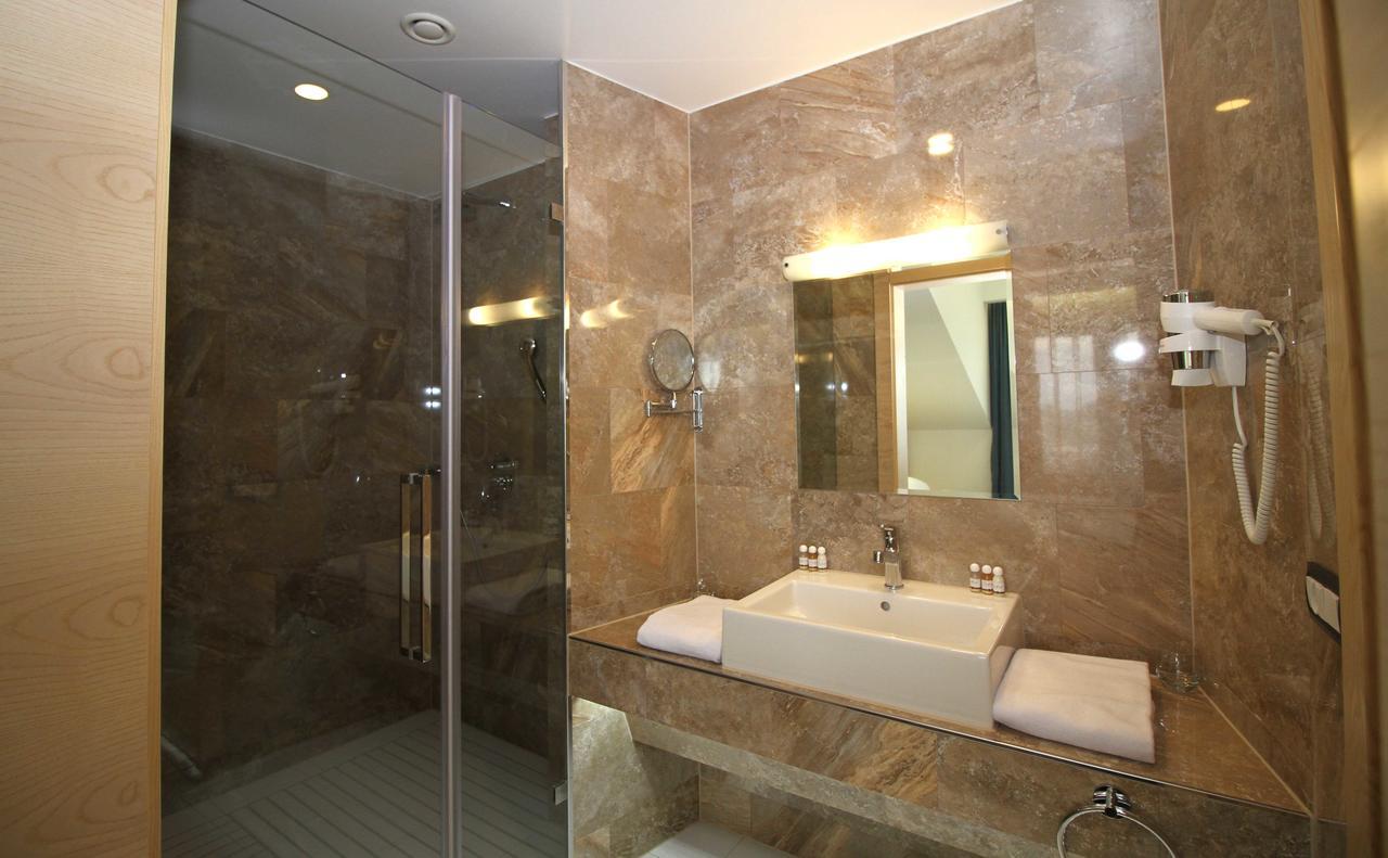 Hotel International Prishtina & Spa プリシュティナ エクステリア 写真