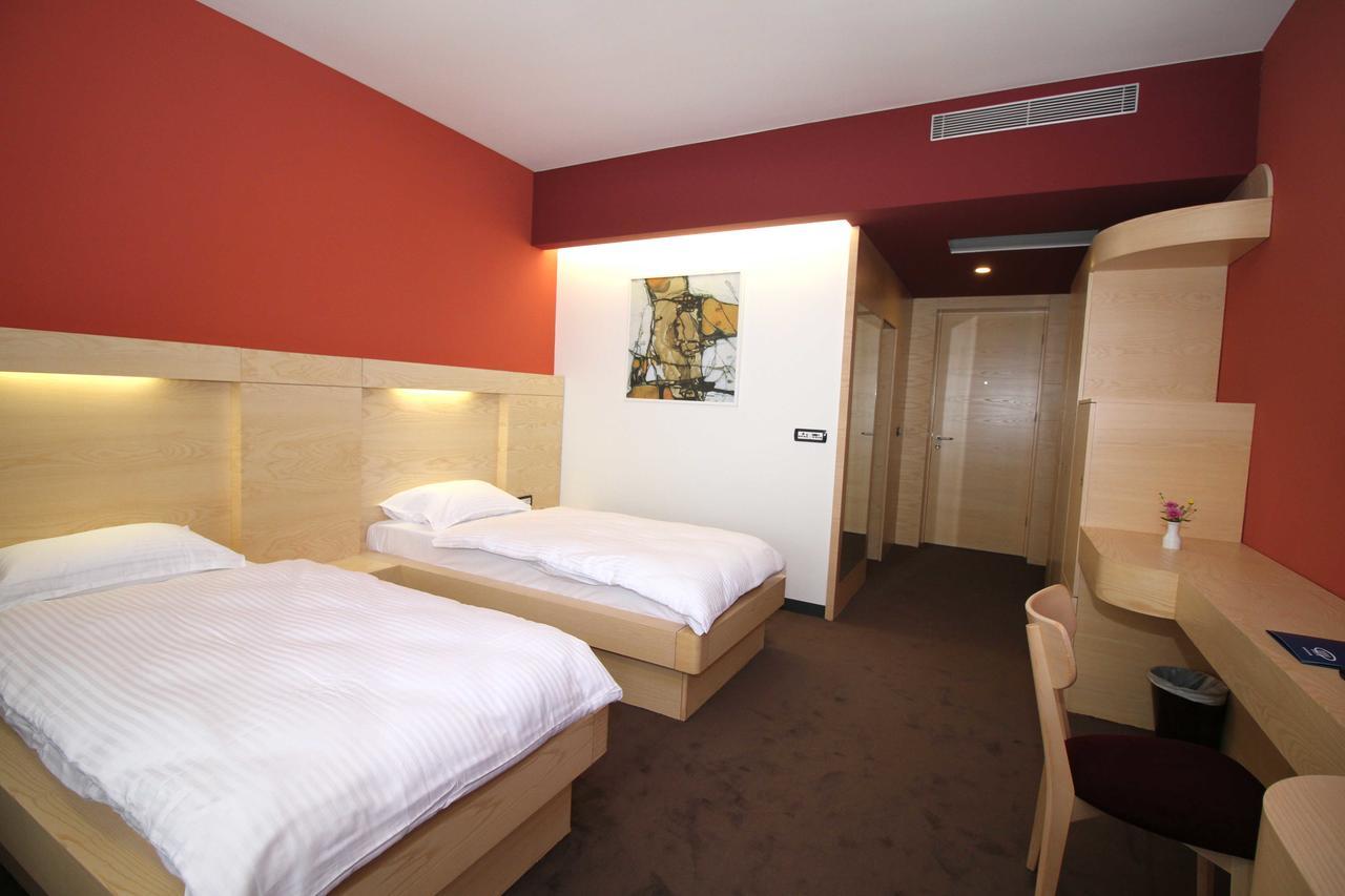 Hotel International Prishtina & Spa プリシュティナ エクステリア 写真