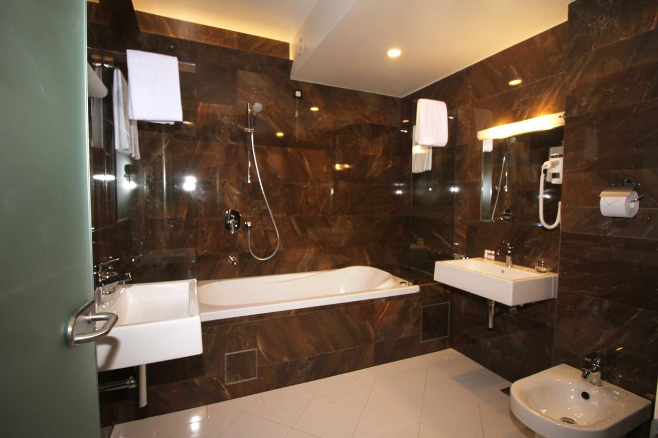 Hotel International Prishtina & Spa プリシュティナ エクステリア 写真