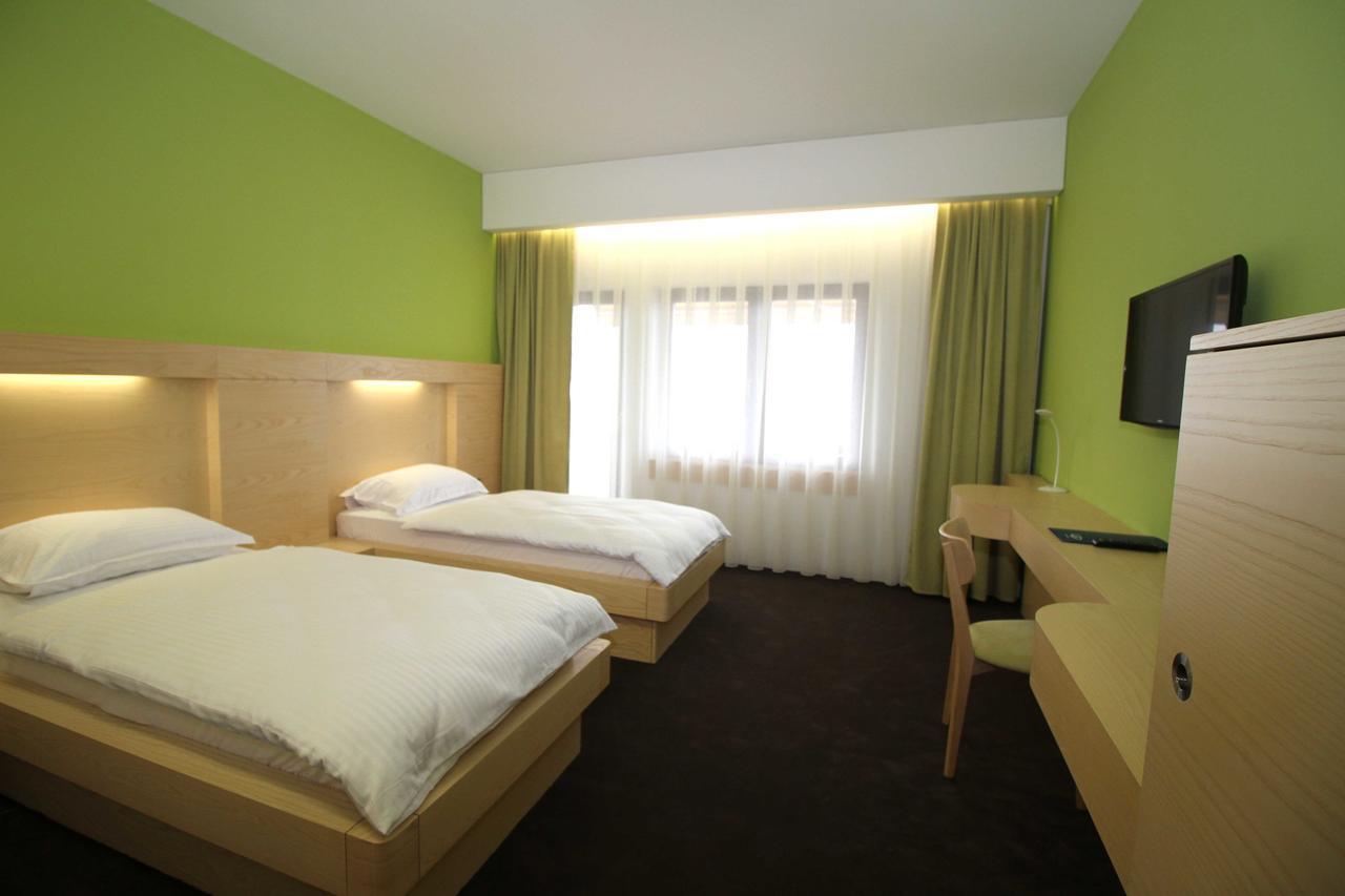 Hotel International Prishtina & Spa プリシュティナ エクステリア 写真