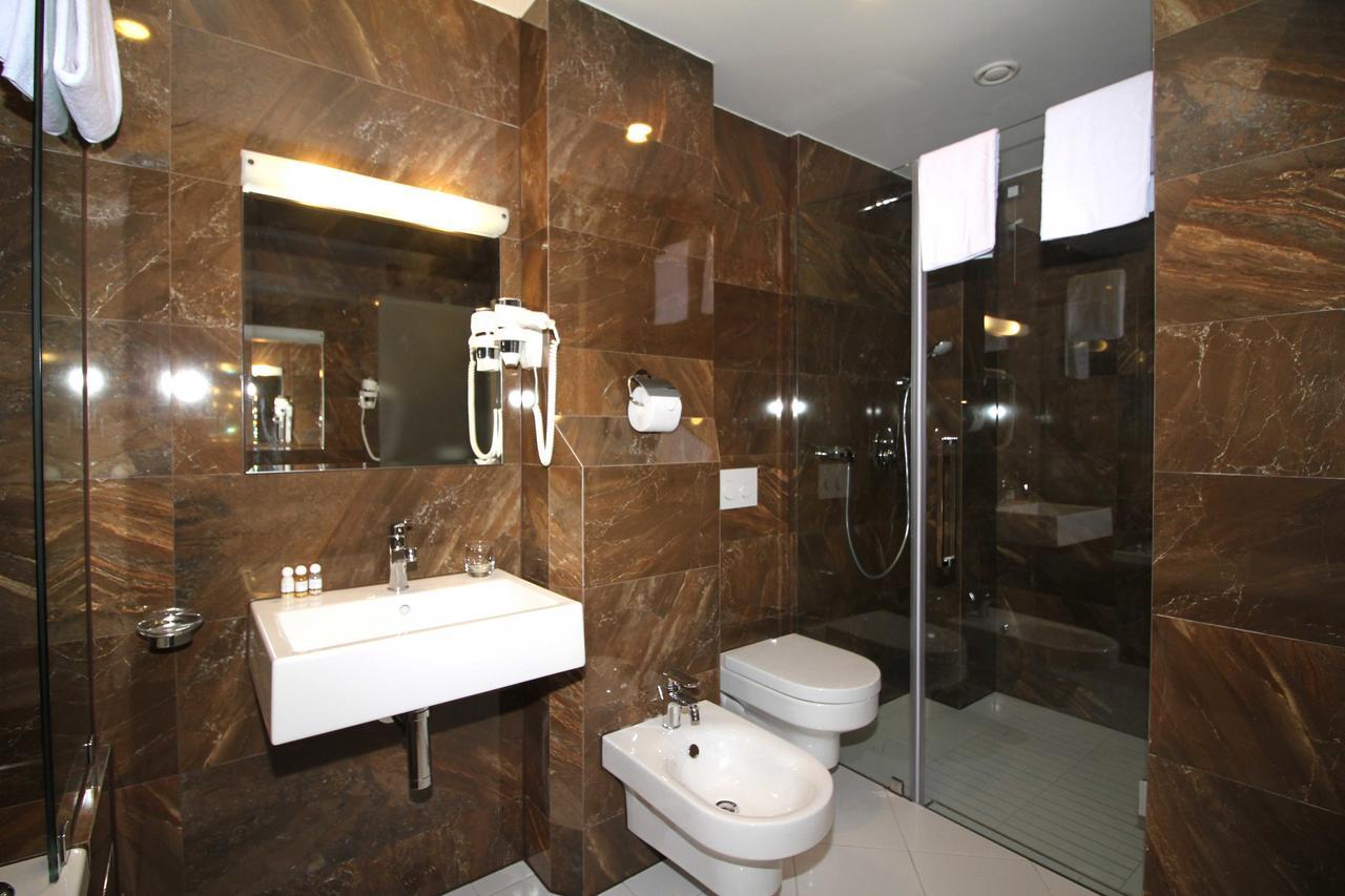 Hotel International Prishtina & Spa プリシュティナ エクステリア 写真
